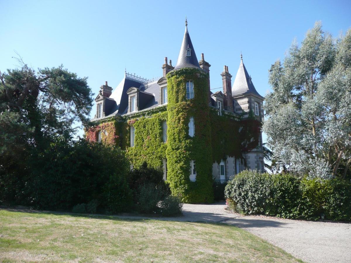 Le Château Des Tourelles En Vendée Couette-café La Gaubretiere